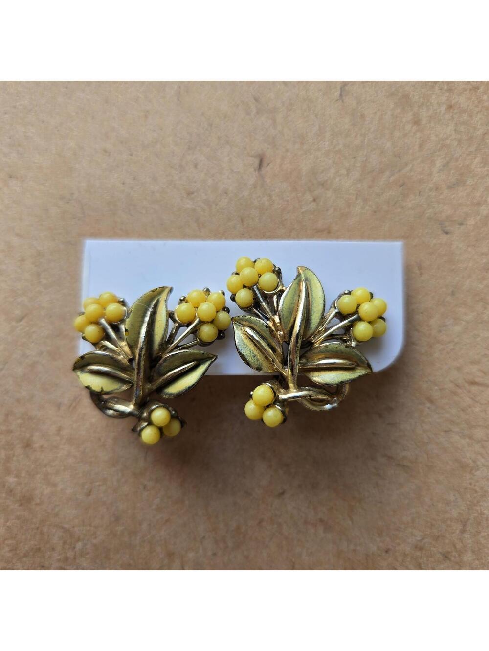 Vtg Mid Century Yellow Berry Cluster Earrings Gold Tone Leaf Botanical MCM